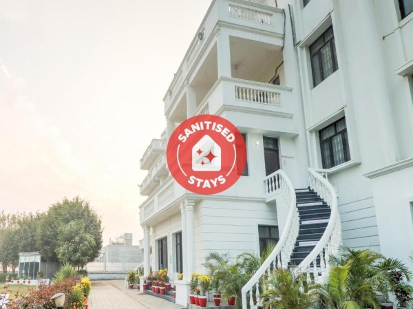 Vaccinated Staff - Collection O 77145 Signature Eco Resort