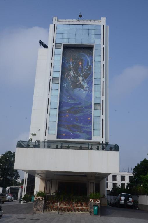 Gemini Continental, Hazratganj